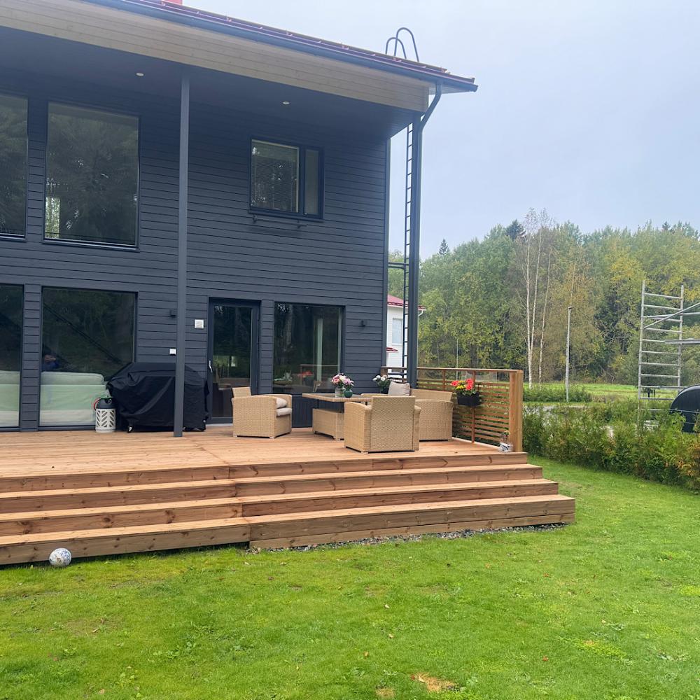 Terassin rakentaminen ja porealtaan asennus