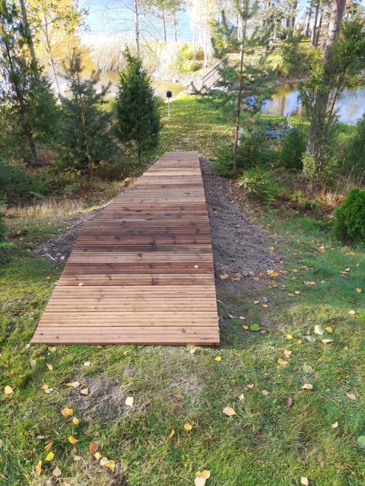 Rappuset/kulku väylät rannalle