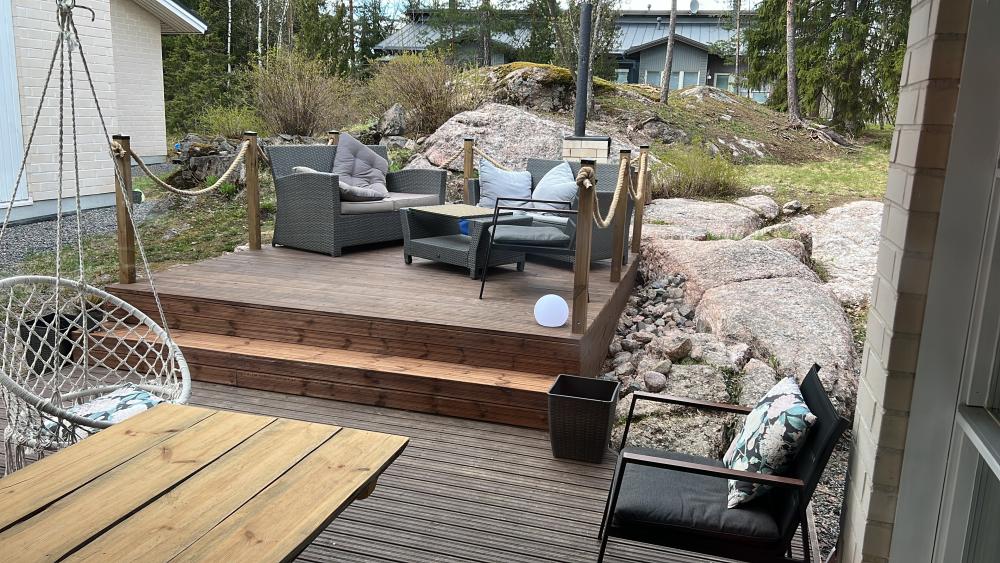 Terassin jatkoa tyylikkäällä aidalla