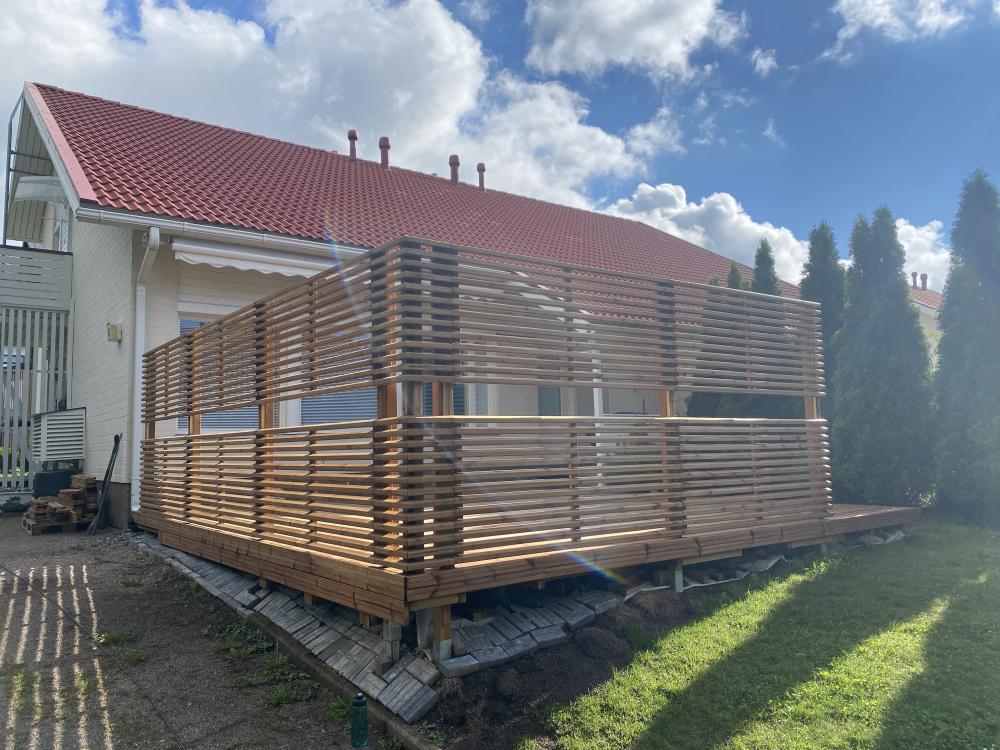 36m2 terassin rakennus, näkösuojineen