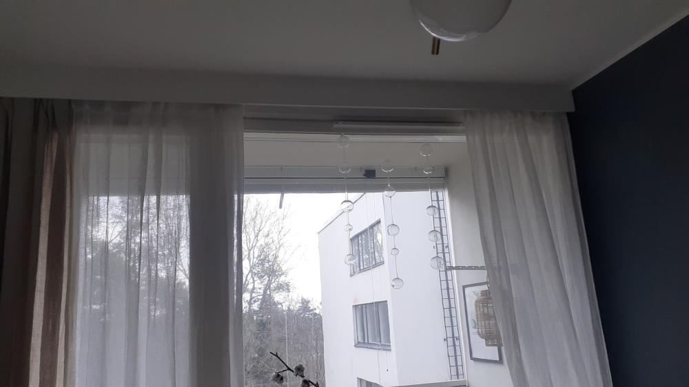 Verhokiskon ja peitelistan asennus olohuoneeseen