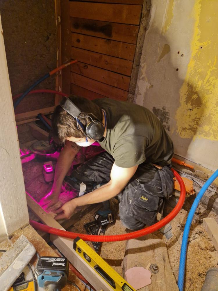 Rintamamiestalon wcstä pieni kylpyhuone.