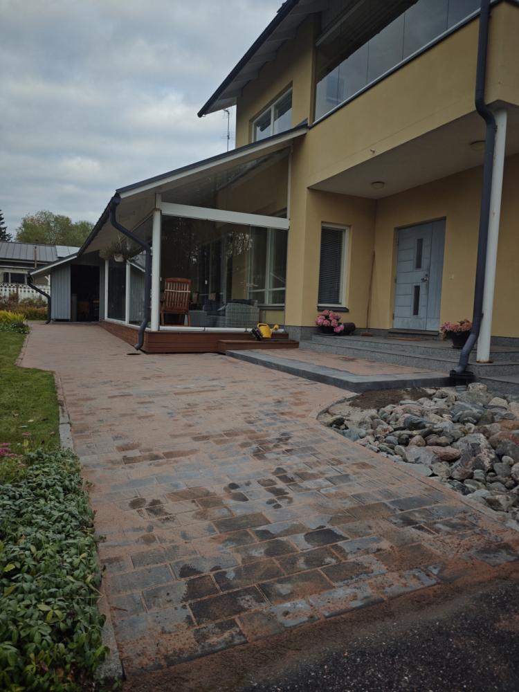 95m2 käytävä kiveys ja betoniportaiden asennus