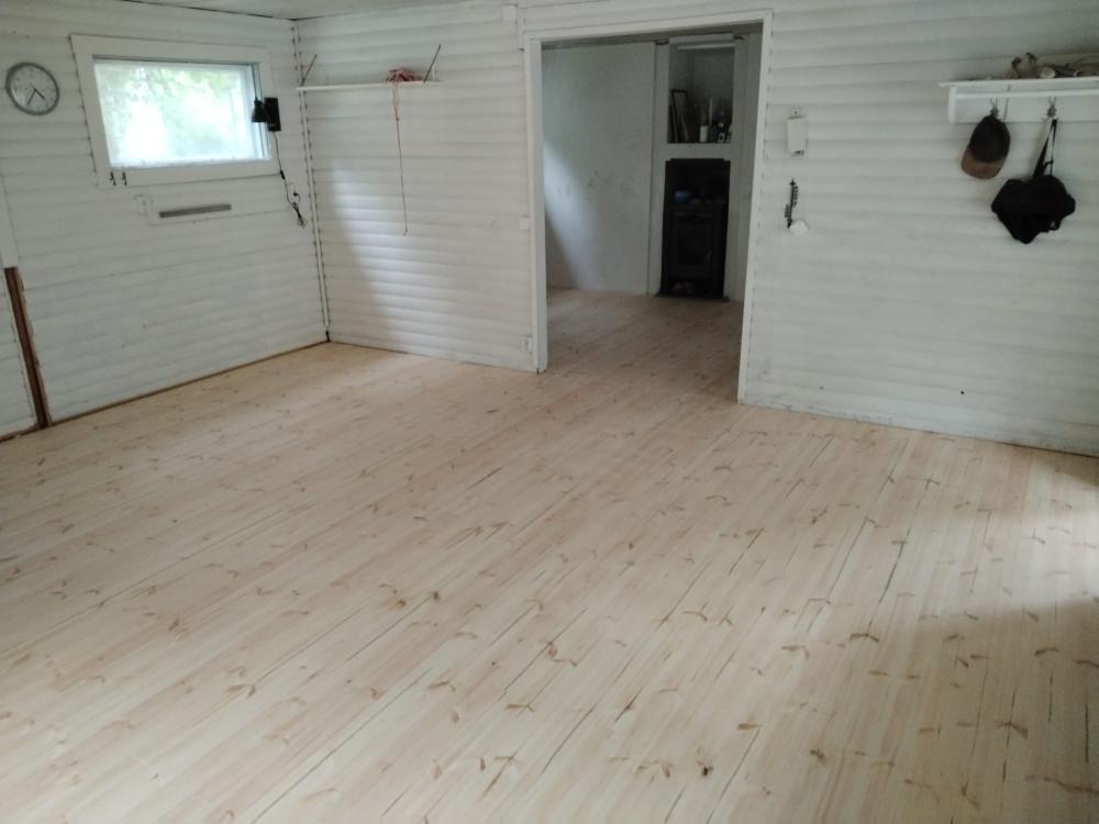 Mökin lattian täydellinen peruskorjaus ja uuden puulattian asennus.