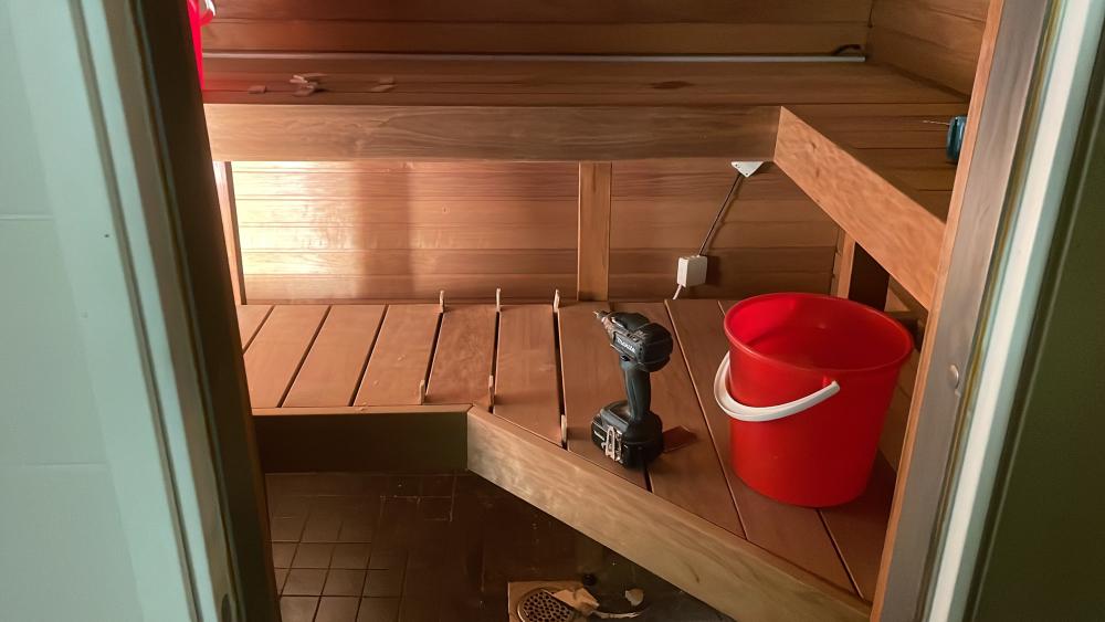 Saunan panelointi, uudet lauteiden rungot sekä lauteet