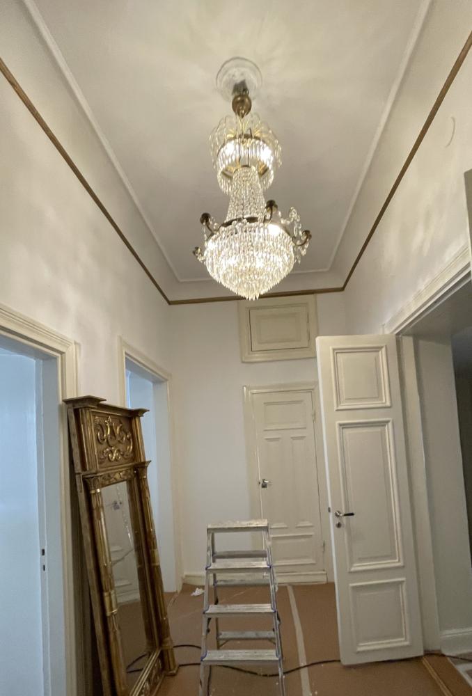 Seinien, kattojen, ovien ja pattereiden tasoitus/maalaustyöt