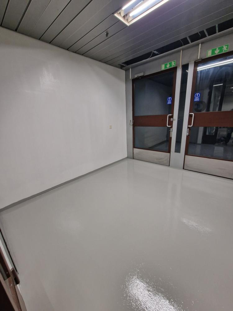 Tupakka eteisen ovien pesu, seinien ja lattian maalaus