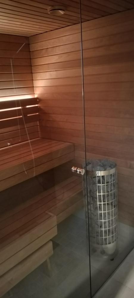 Kylpyhuoneen laatoitus ja saunan rakentaminen