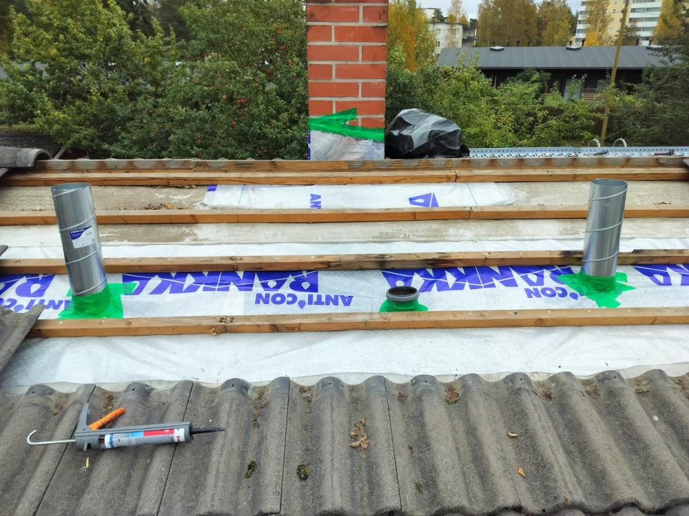 Omakotitalon tiilikaton läpivientien tiivistys ja uudelleen pellitys