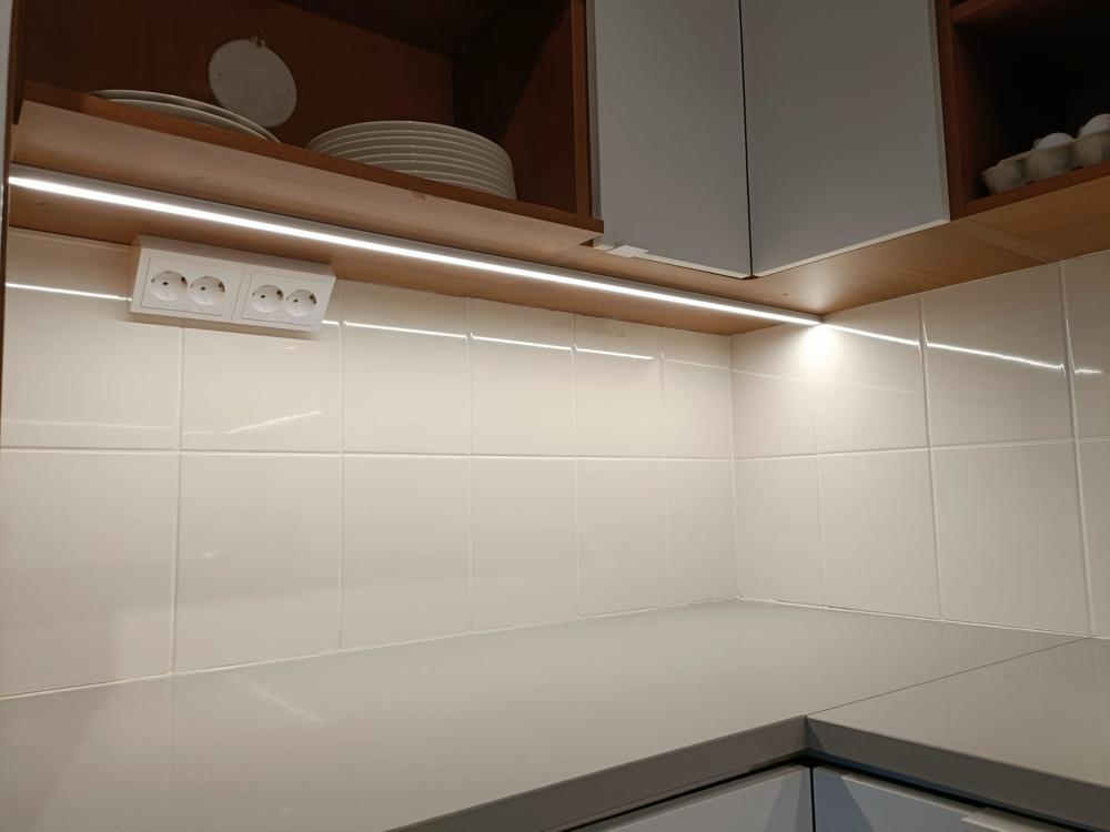 Keittiön välitilan valaistuksen ja pistorasioiden uusiminen