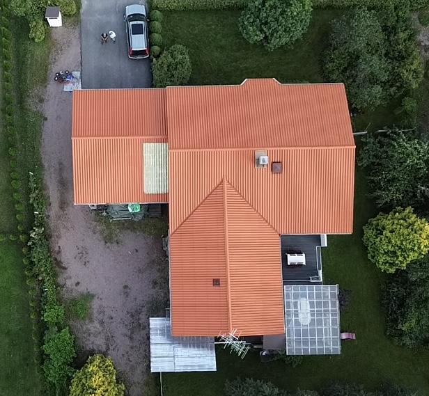 Omakotitalon mineriittikatteen pesu, sammalainekäsittely ja pinnoitus.