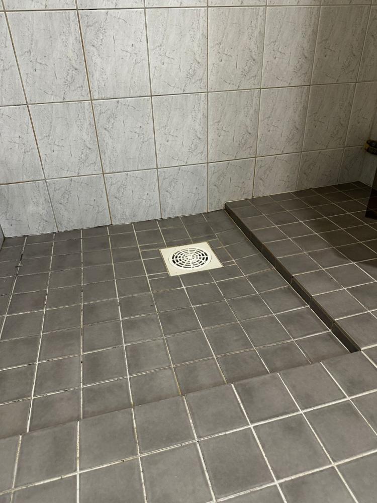 Suihkunurkan saumojen uusinta