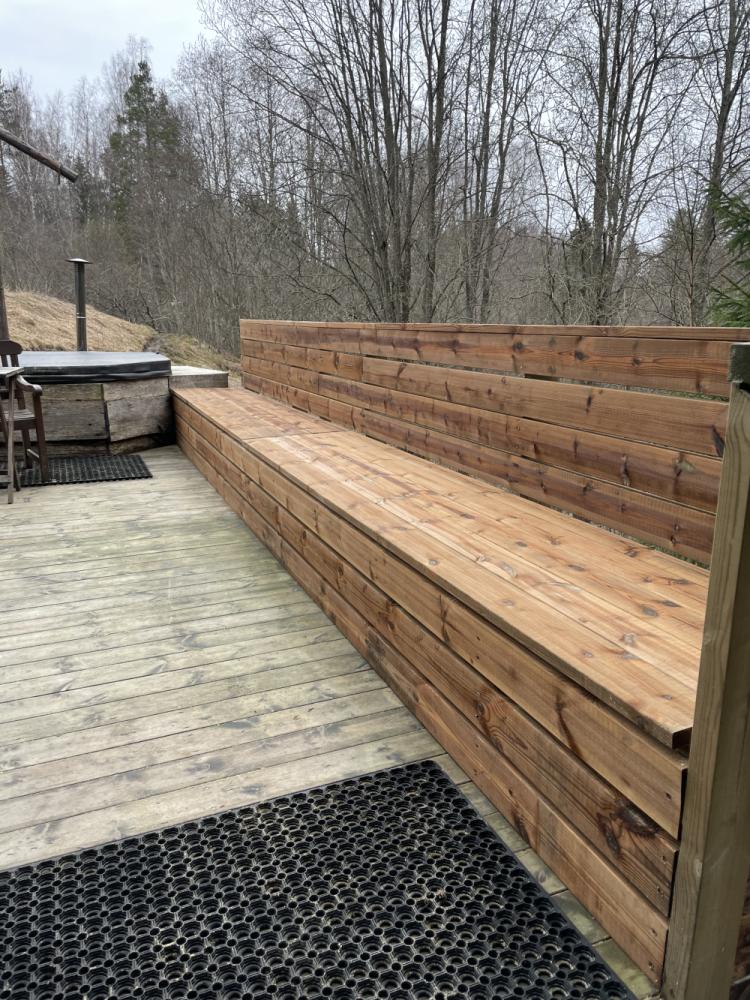 Massiiviterassilaudoista penkki