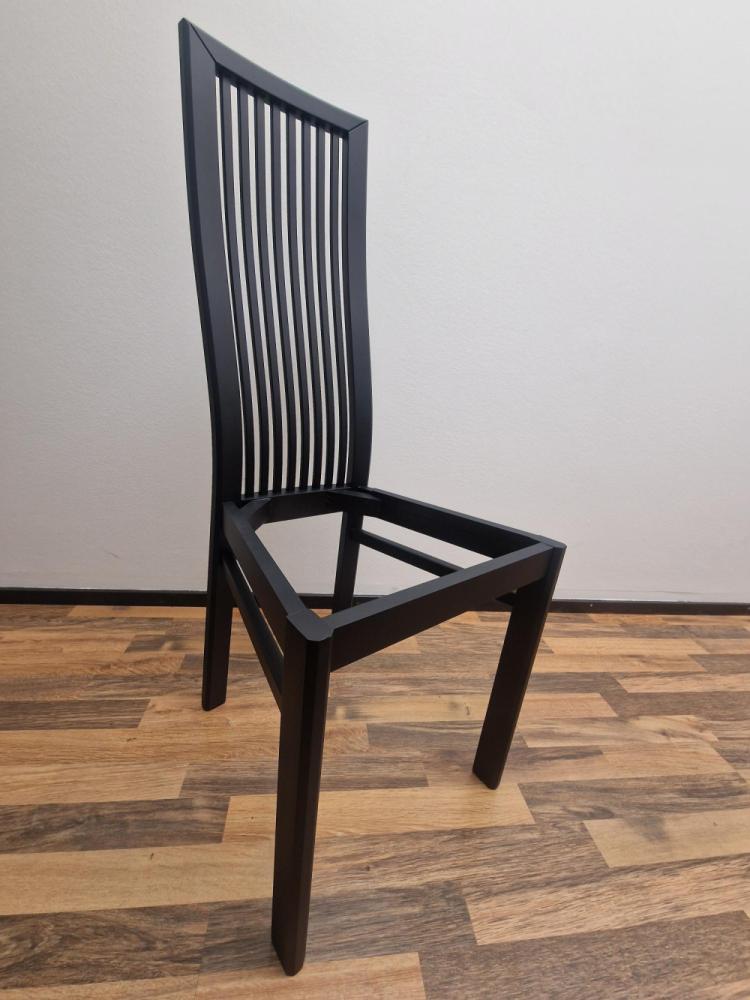 Tuolien ruiskumaalaus mustaksi