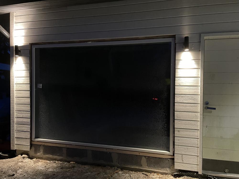 270x190 cm ikkunan asennus.