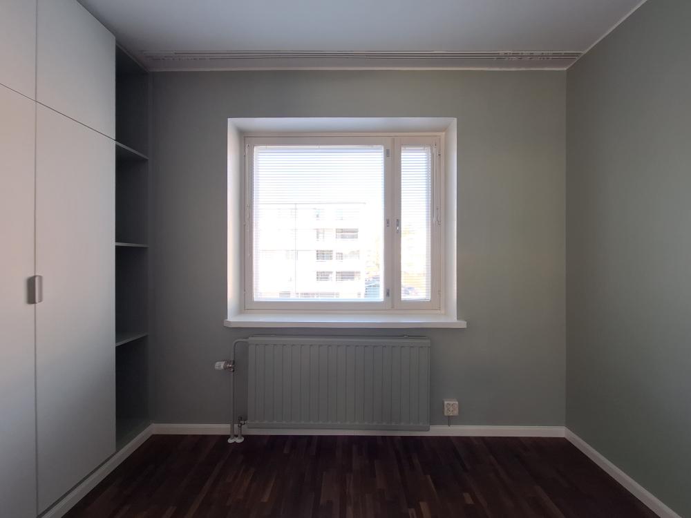 Makuuhuoneen seinien maalaus ja jalkalistojen asentaminen