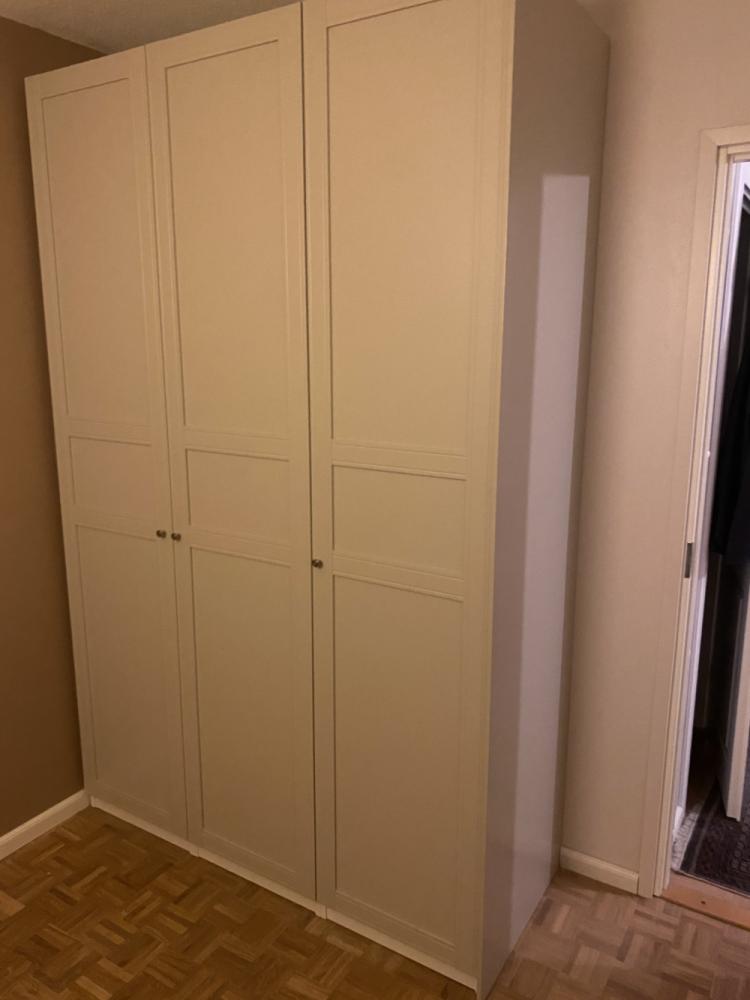 Ikea pax kaappien kokoaminen ja asennus.