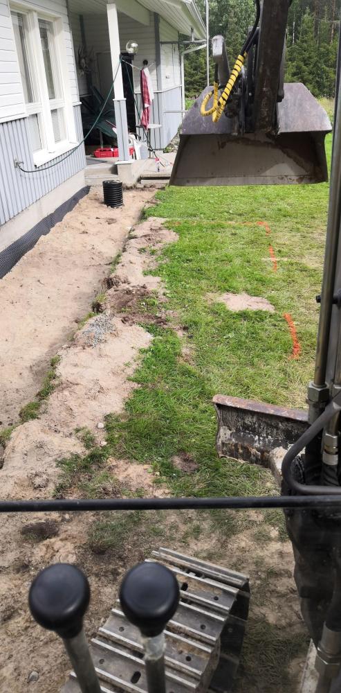 Salaojien kaivuutyöt