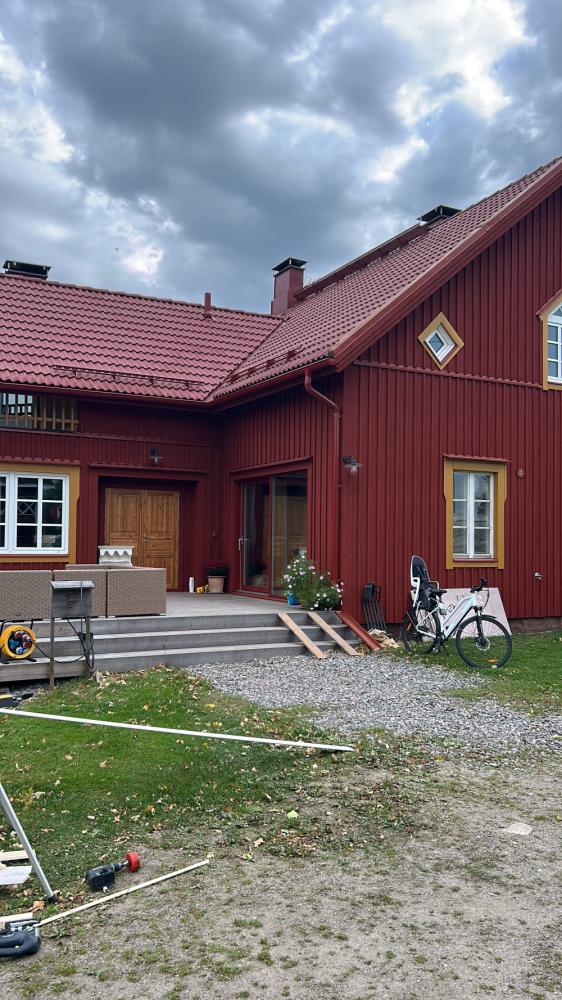 Vanhan omakotitalon julkisivukunnostus sekä yhteistyökumppanin toimesta tehty värin vaihto ulkolaudoitukseen sekä ikkunankarmeihin.