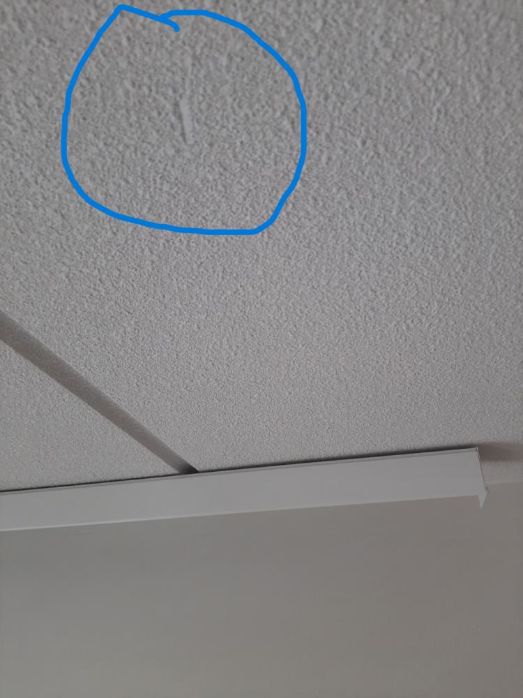 Oletko asentanut kaappeja ja naarmuttanut kattoa vahingossa? Ei hätää , pystyn korjaaman sen maalamatta koko kattoa uudestaan.