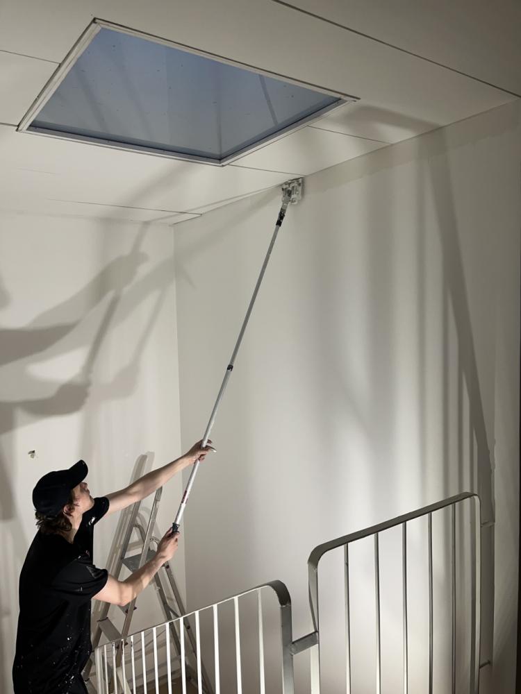 kaikkien huoneiden kattojen ja seinien maalaus