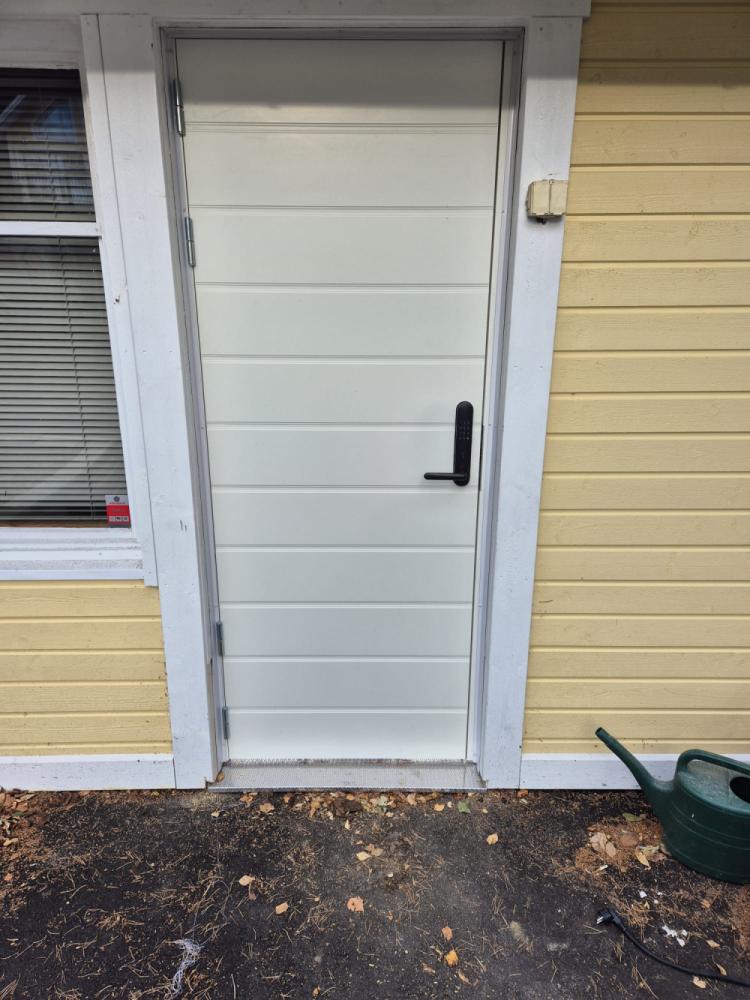 Päijänne-oven asennus Yale doorman lukolla