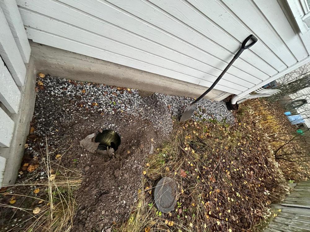 Salaojan tarkastuskaivon paikannus ja esiinkaivuu taloyhtiössä