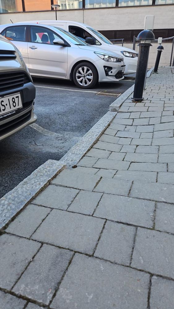 Reunakiven nosto. Laatoituksen korjaus.