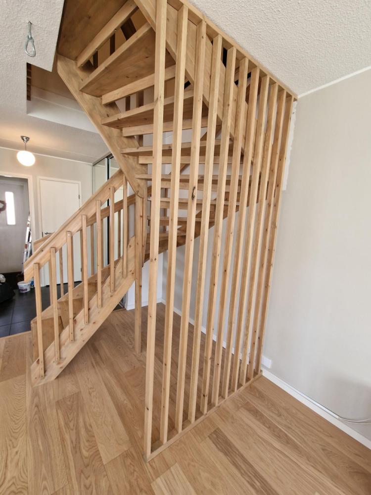 Portaiden hionta, petsaus ja lakkaus