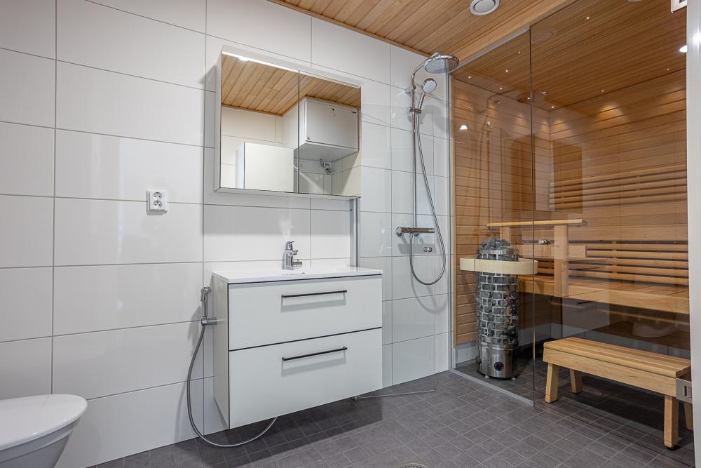 Kylpyhuoneen, sauna, väliseinä ja välipohja rakennustyöt.