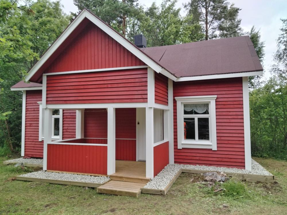 Puutalon maalaus ja sokkelin vierustan sorastus.