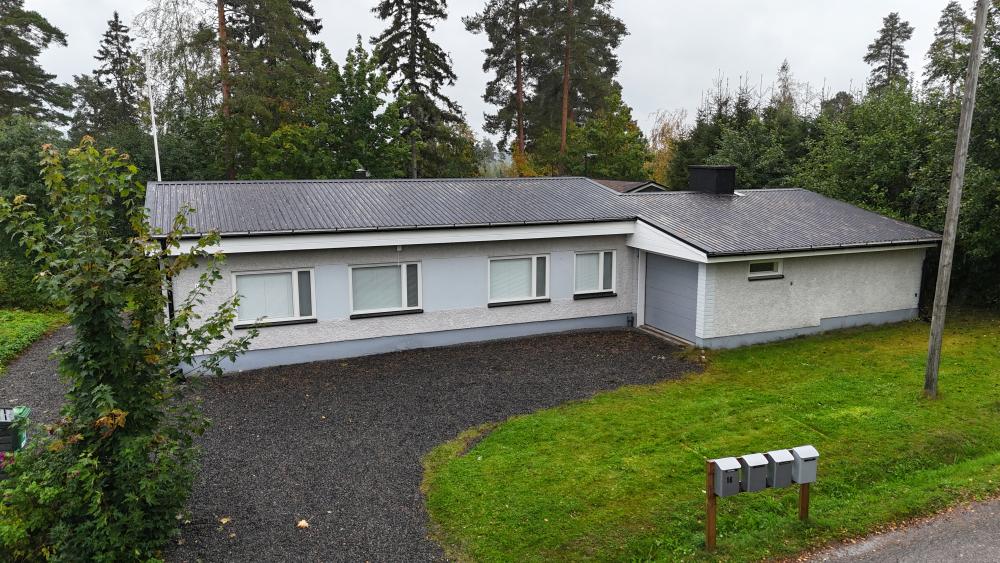 Kattoremontti + paneloinnit omakotitaloon.