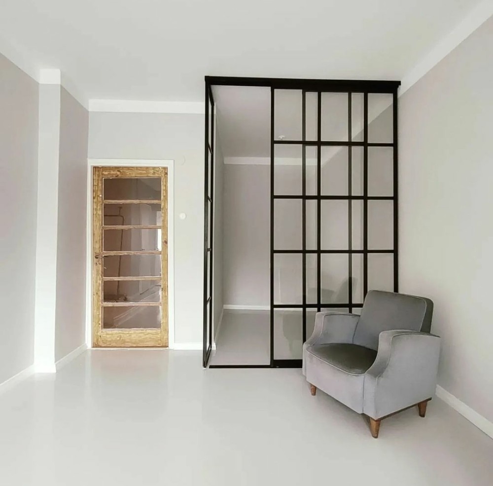 Kattojen, seinien, smyygien ja lattian maalaus +lasiseinän asennus