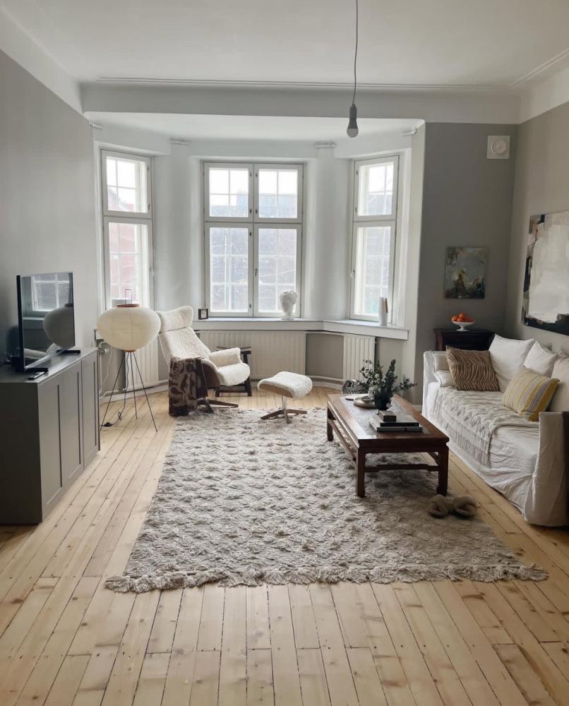 Kunnostimme Eeva Kolun maalatun lautalattian hionnan ja pintakäsittelyn avulla