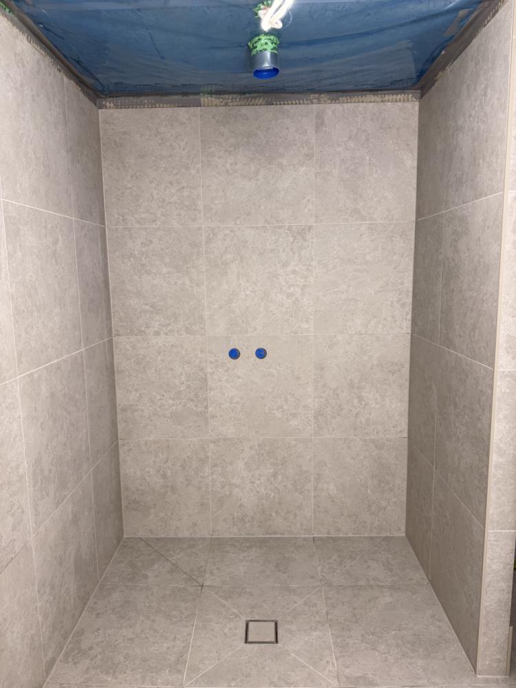 Kylpyhuoneen, sauna ja eteisen laatoitutstyö