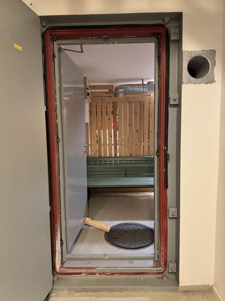 Palo-oven siirto uuteen paikkaan väestösuojassa