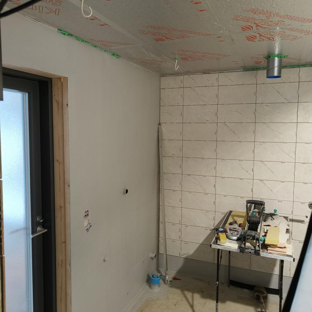 Kylpyhuone + wc laatoitus