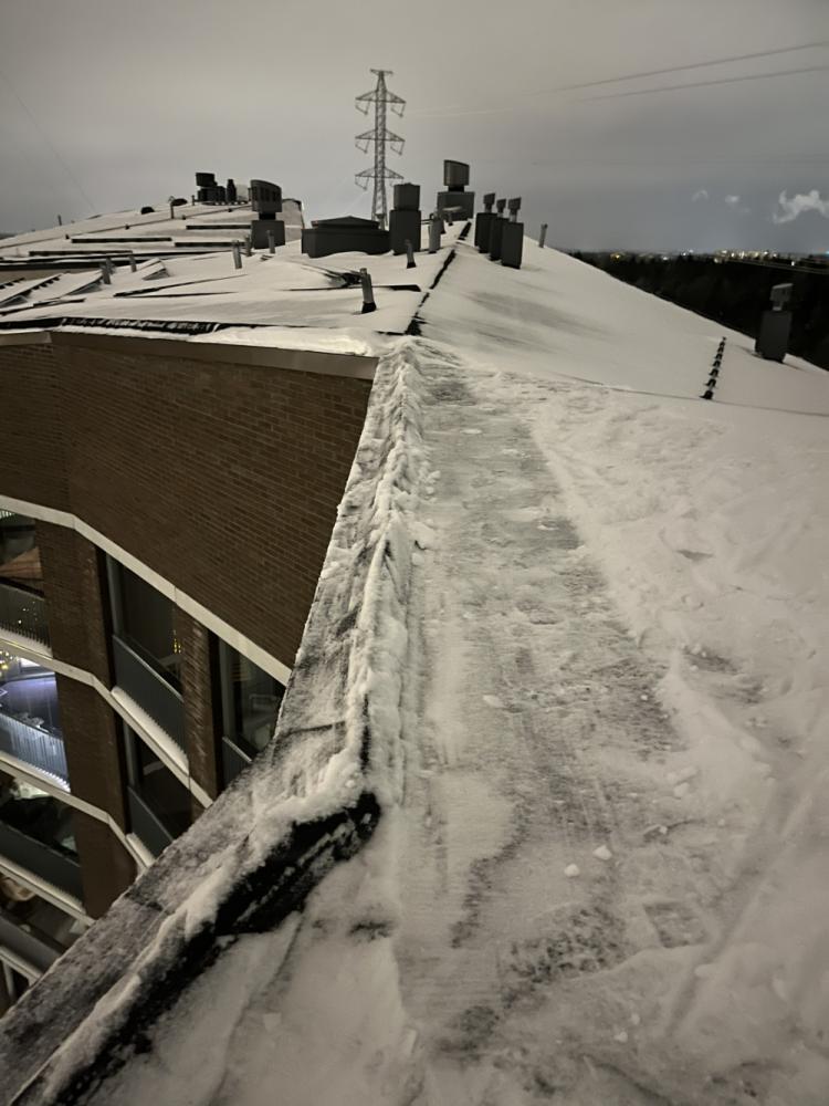 Katon lumenpudotus ja jääkuorman poisto turvallisesti