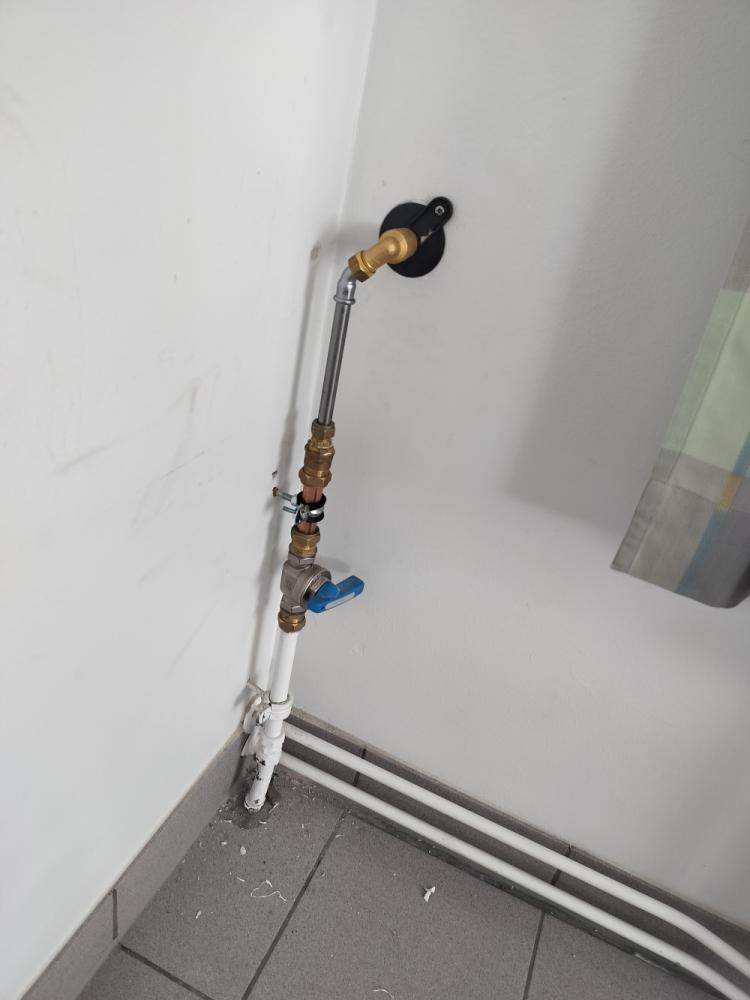 Rikkoutuneen vesipostiventtiiliin vaihto.