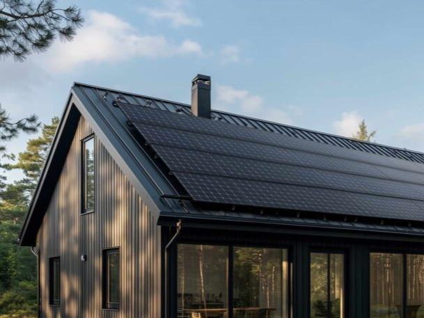 Aurinkovoimala asennettua, Karjaa