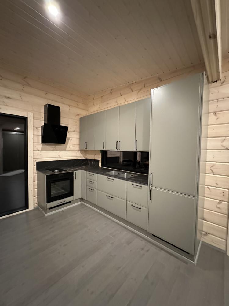 Mökin kalusteasennus (keittiö ja kaapistot)