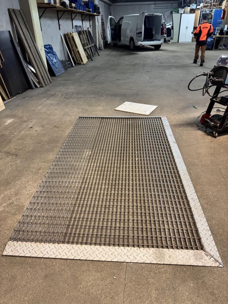 Ritilä kerrostalon ulko-ovelle