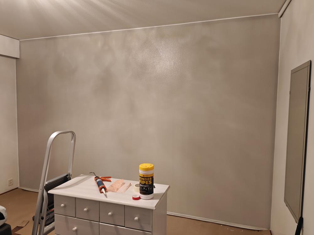 Makuuhuoneen seinän maalaus