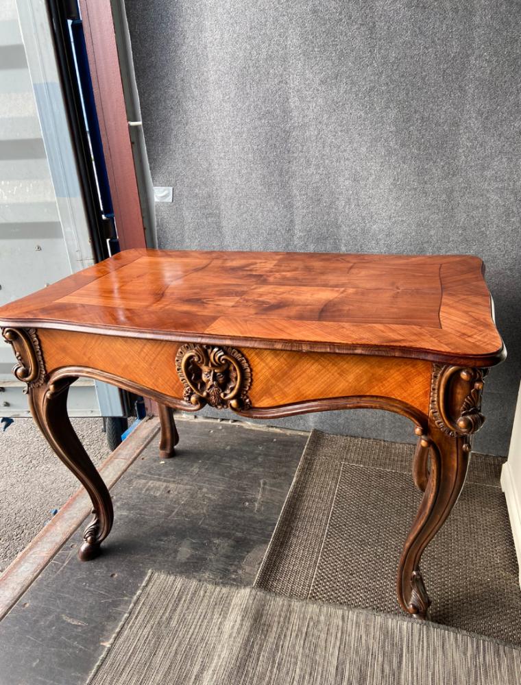 Antiikkipöydän entisöinti