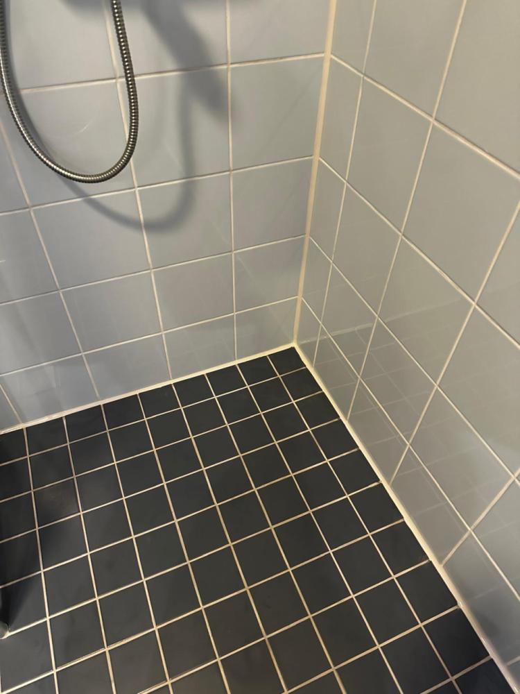 Kylpyhuoneen saumojen uusinta