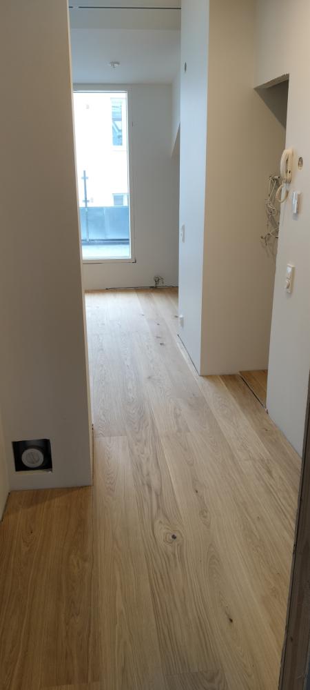 Parketin asennus ja keittiön kokoonpano etuosan vaihdolla