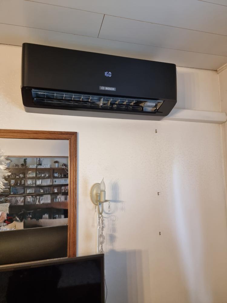 Ilmalämpöpumpun asennus omakotitaloon.