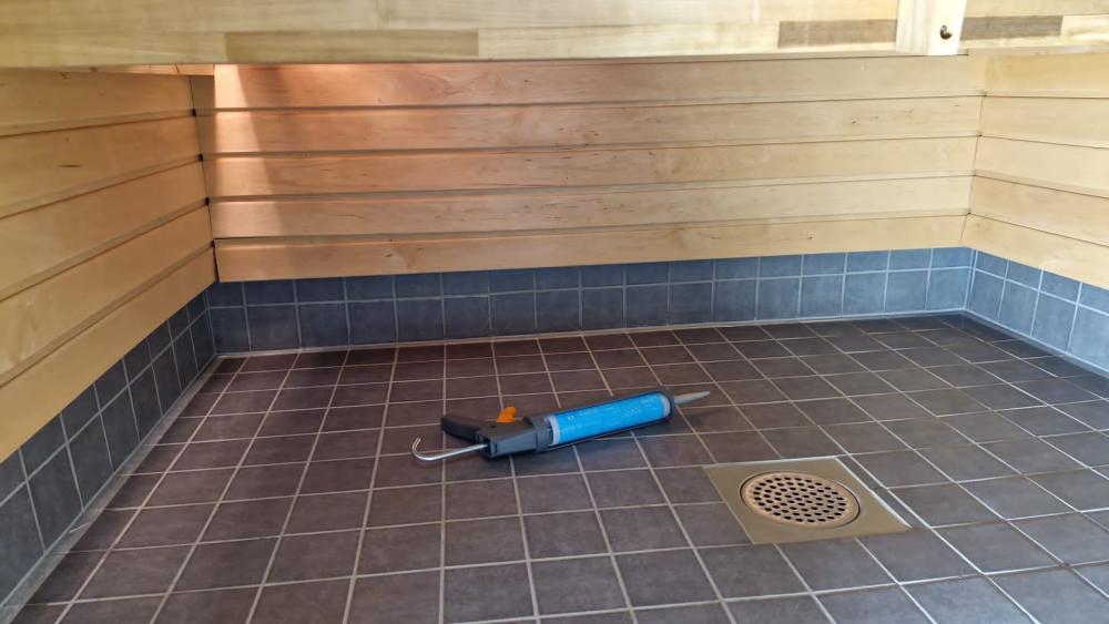 Kylpyhuoneen ja saunan silikonisaumojen uusinta